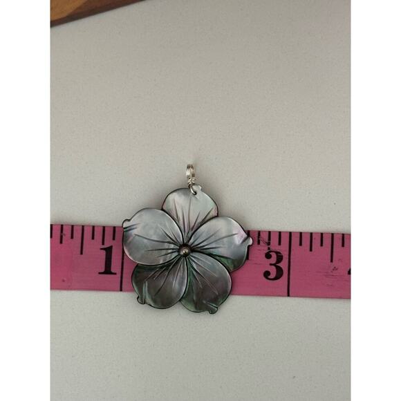 Mother of Pearl Silver Flower Pendant - Picture 4 of 5